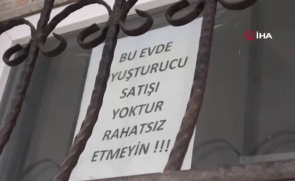 Şaşkına Çeviren Yazı! Bağımlılardan Bıktı Camına Astı